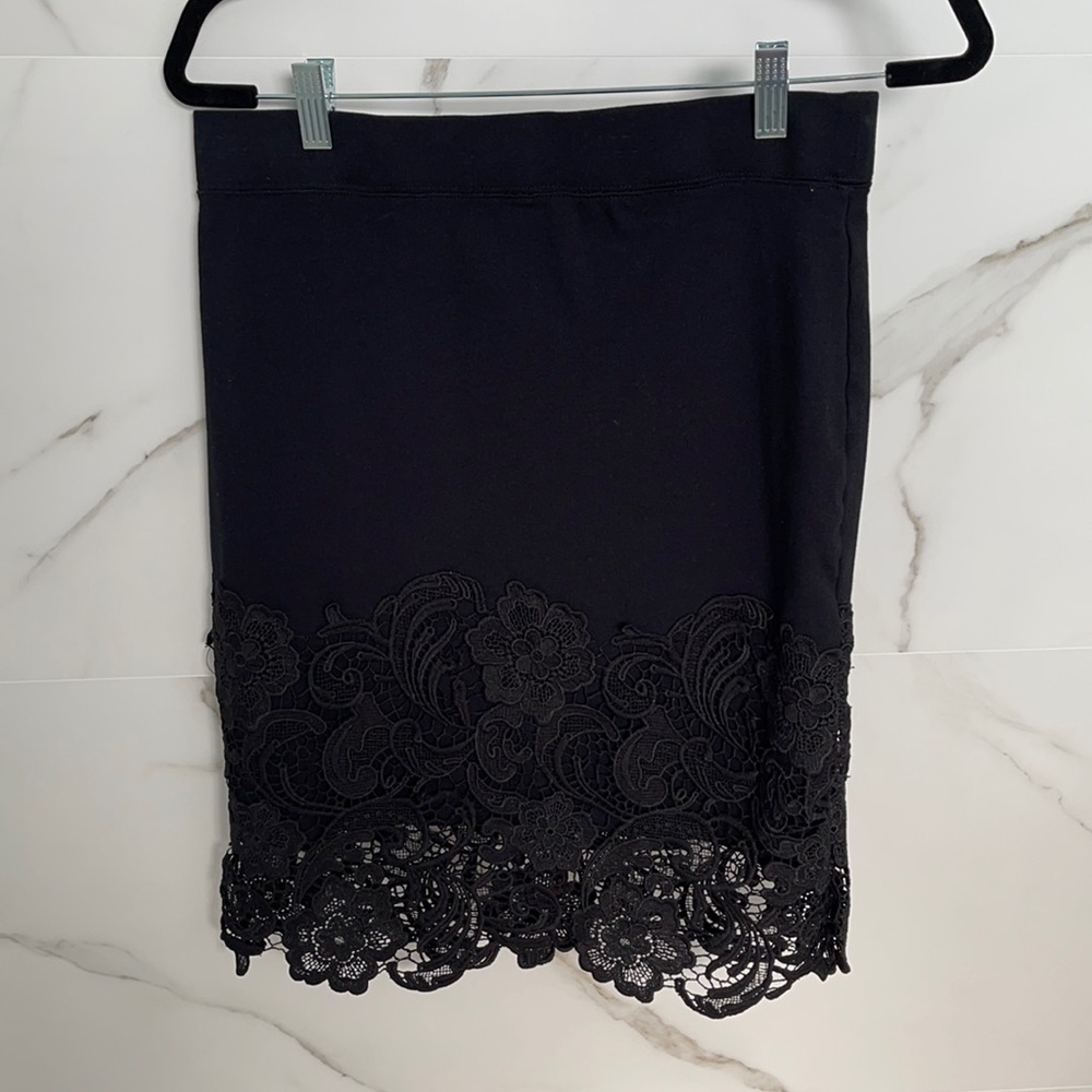 Black skit with lace detail perfect for work
